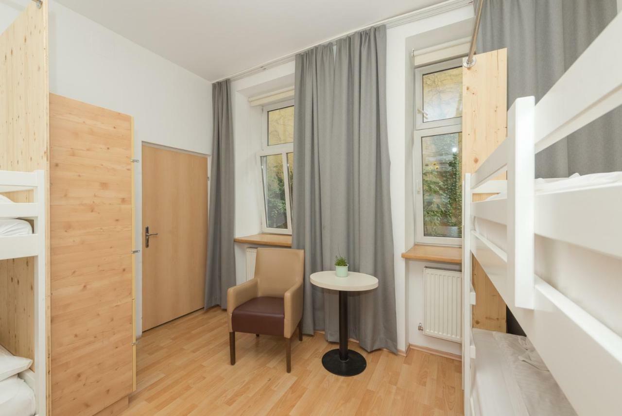 Bed 6-Bed Female Dormitory Room,898084999:JPEG